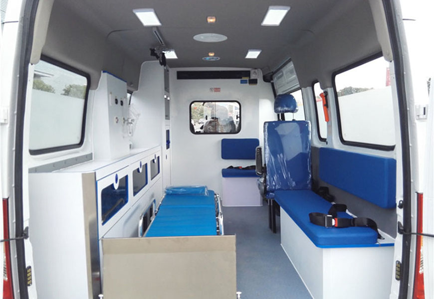 國(guó)六大通V80長(zhǎng)軸中頂轉(zhuǎn)運(yùn)型救護(hù)車(chē)
