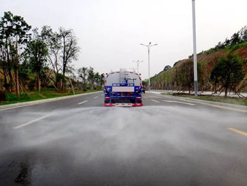 東風(fēng)多利卡8噸灑水車(chē)