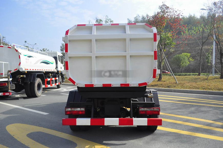 國(guó)五東風(fēng)嘉運(yùn)自裝卸式垃圾車