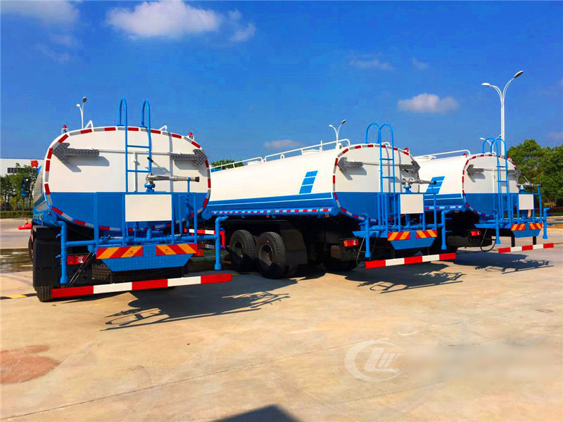 云南客戶批量訂購(gòu)的東風(fēng)后雙橋?yàn)⑺囀状伟l(fā)車3臺(tái)