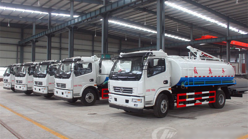 大連客戶在程力公司訂購25臺(tái)東風(fēng)多利卡吸糞車